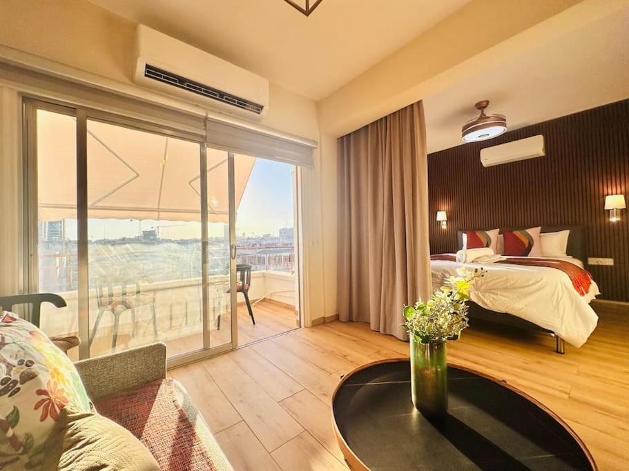 Beautiful One Bedroom 100 Meters From The Beach, Recently Renovated *