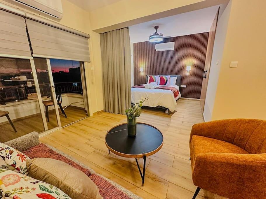 Beautiful One Bedroom 100 Meters From The Beach, Recently Renovated Apartment *